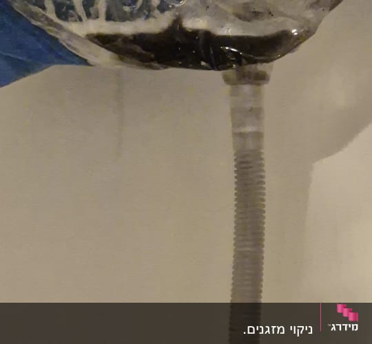 צינור ניקוז ממזגן עם שקית פלסטיק לאיסוף מים